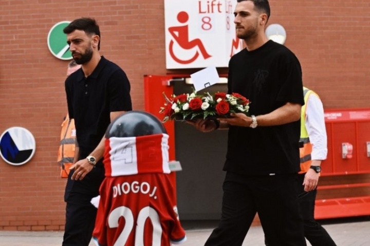 ❤️利物浦官方：B费&达洛特&阿莫林代表曼联 来安菲尔德悼念若塔