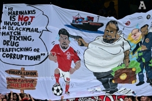 TA：水晶宫球迷晒森林老板拿枪指着怀特横幅，英足总将展开调查