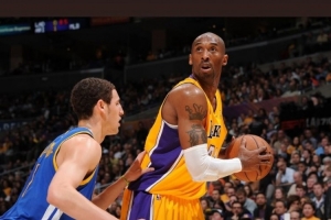 克莱晒多张对位科比图致敬曼巴日：没有一天不想念 传奇永流传