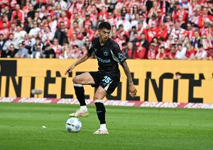 记者：经纪人向利雅得胜利推荐帕拉西奥斯