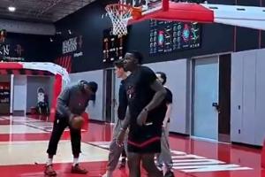 火箭官推晒卡佩拉训练：很高兴看到我们的球员回归！