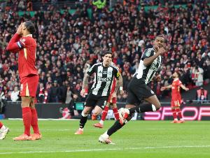 邮报：纽卡股东和PIF代表前往伊萨克家中，说服他留下