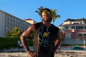 阳光海风配墨镜！希尔德巴哈马苦练 最后飞扑跃入海里