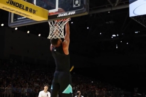 金州拉文上线！勇士官推晒库里中国行期间训练 超远+背扣信手拈来