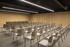 邮报：曼联发布会办公桌坏了十多年，卡灵顿翻新后终于换成新的