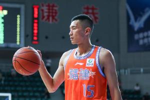 媒体人：有消息称谢文政大概率进山东一队 陈林坚开始随队训练