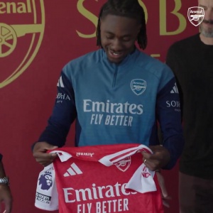 什么叫梦想成真😭埃泽签约现场：无法形容现在感受，这是真的！