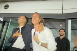 梅里诺、卡拉菲奥里一起看酷玩演唱会，合唱《Viva La Vida》