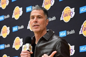 队记：湖人计划交易截止日前积极行动 会根据赛季初期的表现调整