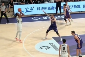 攻防两端稳定发挥！卡尔顿贡献15分9篮板1助攻2抢断的全面数据