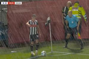 天气突变！曼联下半场刚开不久，现场下起大雨