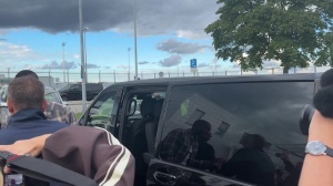 😳刚连上网，啥情况？杰克逊刚下飞机，面带笑容登上接机商务车