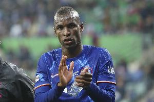 记者晒杰克逊与经纪人登机视频：球员即将前往慕尼黑进行体检