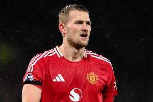 德里赫特：没跑去角球区与B费庆祝进球，想保留体力用于最后防守