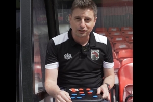 致敬开摆？😂格林斯比教练认真模仿阿莫林，摆战术板公布首发