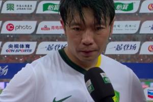 记者：全场球迷在喊服不服，张稀哲：确实全面落后，不想看比分牌