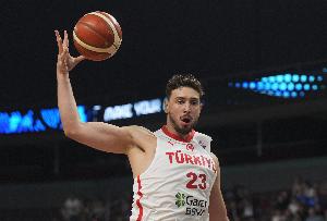 一个人打一个队！申京首节9中7狂揽14分 领先葡萄牙全队1分