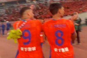 🧐虾仁猪心！克雷桑赛后谢场，身后背着一只乌龟玩偶