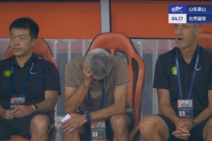 无可奈何啊！塞蒂恩沮丧捂嘴→捂头