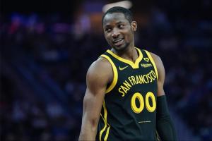 今儿不苦练今儿休息！库明加今日现身迈阿密观战大学橄榄球比赛