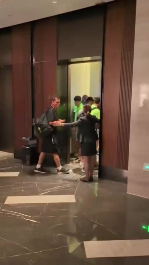📹王刚张玉宁与球迷冲突全程：被挑衅后从电梯冲出来与球迷对喷