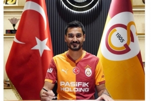 💛❤️京多安社媒晒与加拉塔萨雷签约照片，税后年薪450万欧