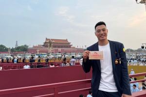 翟晓川今天参加阅兵仪式 戴北京青年榜样奖章和首钢劳动模范奖章