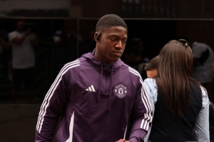 琼斯：梅努非常有天赋，与合适的人一起踢中场他会非常出色