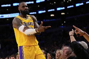 泰伦-卢：据说詹姆斯在90年代打不了球？得了吧 这根本讲不通