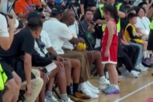 亲签小篮球！詹姆斯上海交大行全场最幸运的人 非这个小姑娘莫属~