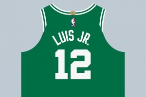 绿军双向球员RJ-刘易斯将身穿12号 球衣上一任主人是克雷格