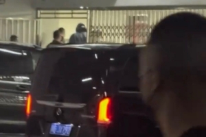 凌晨时分球迷在成都机场出口欢迎詹姆斯 酒店地下车库看到詹姆斯