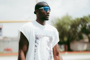 库明加个人社媒晒照：赤膊训练挥汗如雨 秀潮男穿搭&豪车美食