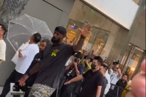 无惧风雨！活动现场外球迷们高喊LBJ 詹姆斯冒雨挥手致意