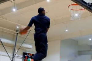 炸裂！福克斯在训练营中上演满月大风车空接 全场都嗨了