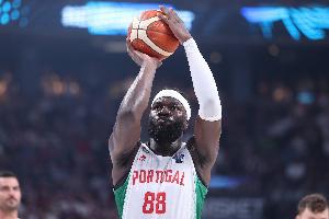 就靠你了！科塔首节5中2拿到6分3板2断1帽 得分占全队一半