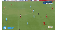 苏超现中圈吊射！盐城队球员中圈前沿一脚吊射，越过对方门将入网
