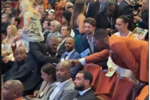 詹姆斯现身名人堂颁奖礼现场 和老队友波什握手寒暄致意