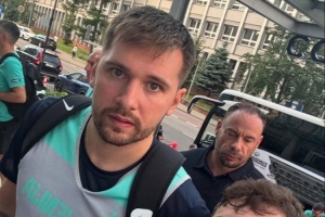 瘦了也帅了！自媒体晒东契奇近期与球迷合照&训练照