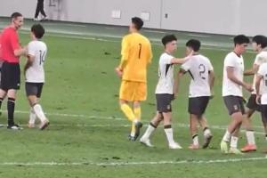 18岁领袖气质初显！王钰栋替补半场造7球 赛后和每个队友击掌鼓励