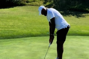 詹姆斯：我感觉自己的高尔夫水平在进步 期待体验各地的不同球场