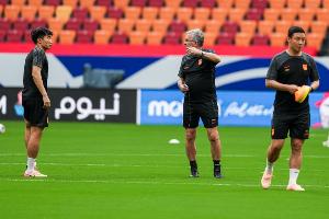 直播吧：40岁原国足助教陈涛现身深圳，无限接近加盟新鹏城教练组