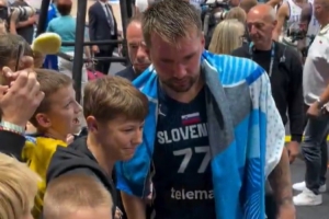 爱了爱了！东契奇赛后耐心为场边一众小球迷签名 还送上合影