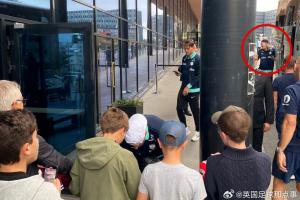 太倒霉了😭VG：哈兰德被大巴的行李舱门撞到，当场喊出“Fxxk”