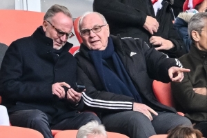 记者：找到合适接班人之前赫内斯不会放权，他和埃贝尔渐行渐远