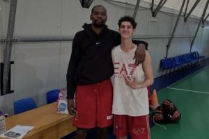 终于看到杜兰特穿火箭装备！KD身穿火箭训练短裤和球迷合影