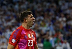 斯基拉：加拉塔萨雷8月曾与大马丁达协议，但维拉拒绝了报价