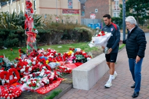 纪念若塔，马竞主席塞雷佐和队长科克在安菲尔德球场外为其献花