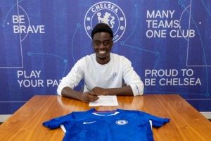 官方：切尔西与18岁后卫安特维签订三年新合同，包含两年续约选项