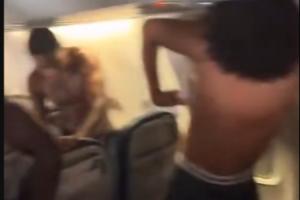 画面太美😨摩纳哥前往客场的飞机空调出故障，球员纷纷脱衣散热